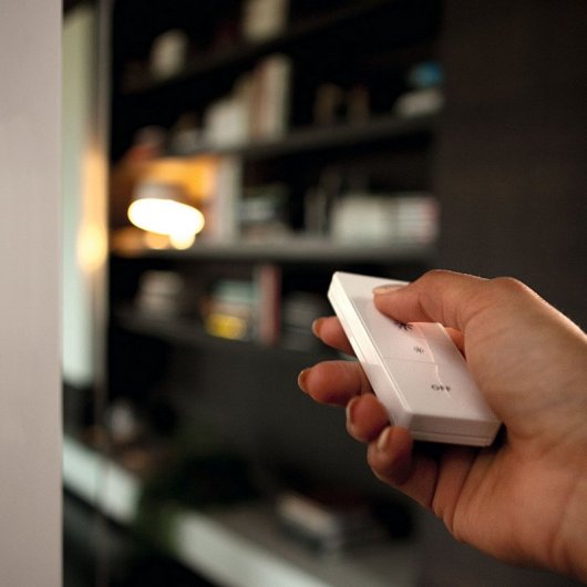 Philips First Kit Bombilla LED Hue White Ambiance E27 + Puente + Interruptor y Mando Inalámbrico