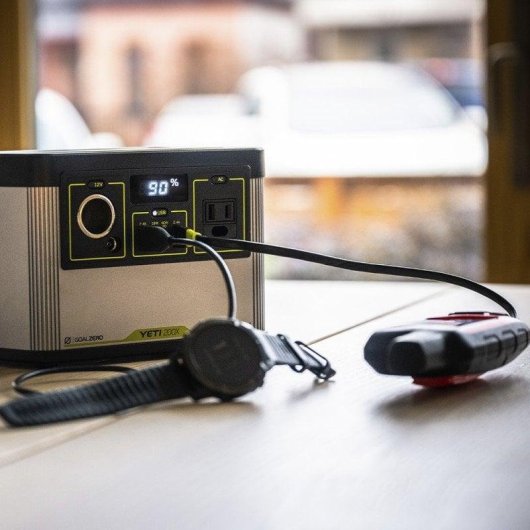 Estação de energia Goal Zero Yeti 200X 187Wh 2 portas USB-A 2 portas USB-C Bateria LiNMC Ecrã LCD Compatível com carregamento solar