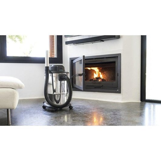 Cecotec Conga PopStar 12200 Ash Steel junto a chimenea