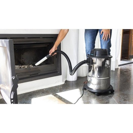 Aspirador Cecotec Conga PopStar 12200 Ash Steel aspirando cenizas de chimenea