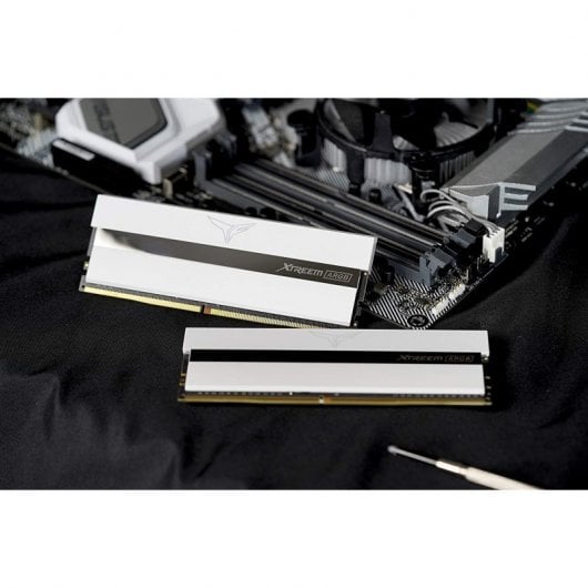 Team Group Xtreem ARGB DDR4 3200 MHz 16 Go 2 x 8 Go CL14 Blanc