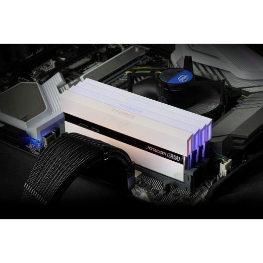 Team Group Xtreem ARGB DDR4 3200 MHz 16 Go 2 x 8 Go CL14 Blanc
