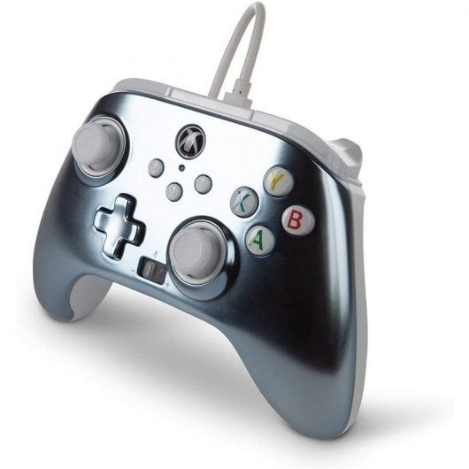 Alimenta un controller cablato grigio metallizzato per Xbox Series X / S / Xbox One / PC